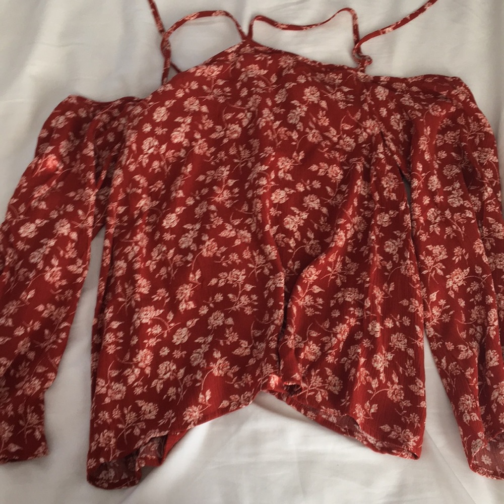 Blouse off the shoulder